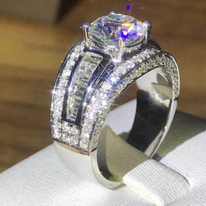 Anello di lusso placcato in argento con zircone rotondo e pietre su base bianca