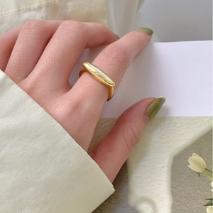 Anello minimalista a goccia in argento 925 dorato con finitura lucida sulla mano