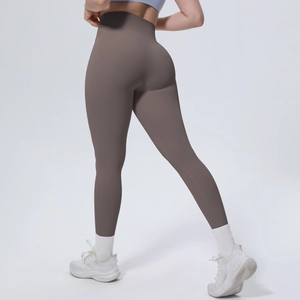 Makroaufnahme der kaffeebraunen High-Waist Yoga-Leggings mit Push-Up Effekt und Kompression