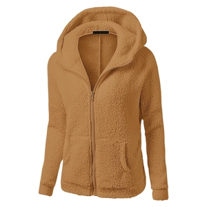 Detail van bruine fleece hoodie met volledige ritssluiting en zijzakken op witte basis