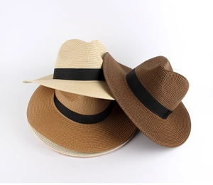 Detailansicht von drei atmungsaktiven Sommer-Strohhüten in Beige, Hellbraun und Dunkelbraun.