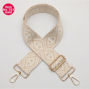 Dettaglio tracolla beige intrecciata da 5cm con fibbie in metallo dorato lucido