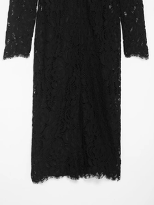 Détail d'une robe midi élégante en dentelle noire à motifs floraux et ourlet festonné