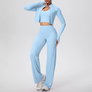 Texture détaillée du tissu de sport bleu clair sur un ensemble de yoga 3 pièces