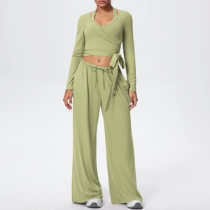 Ensemble de yoga 3 pièces avec haut à lacets et pantalon large à taille haute en vert sauge
