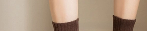 Gros plan détaillé sur la texture en maille côtelée marron de chaussettes en coton