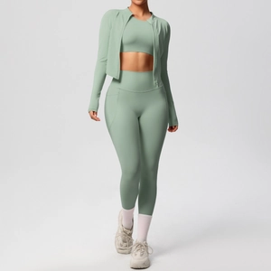 Nahaufnahme des hellminzgrünen dreiteiligen Yoga-Sets mit schmaler Reißverschlussjacke