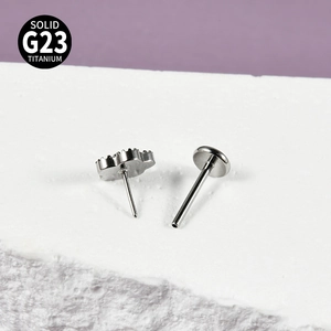 Gros plan d'un piercing labret en titane G23 avec tête décorative sur surface en pierre