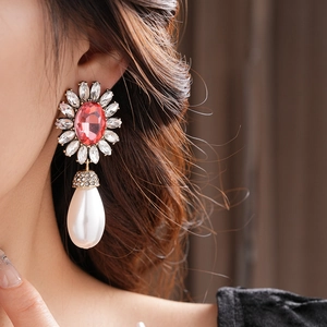Détail de la boucle d'oreille vintage avec pierre rose et grand pendentif perle en poire