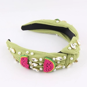 Détail du serre-tête noué vert clair avec perles pastèque et strass brillants
