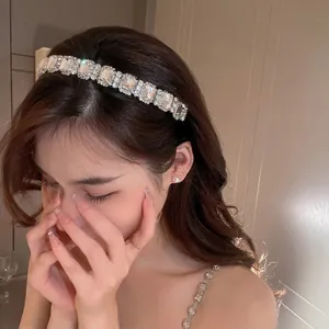 Elegante cerchietto geometrico con strass e design a foglia di cristallo scintillante