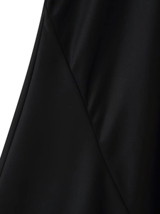 Détail du tissu en satin noir avec coutures diagonales et texture soyeuse lisse