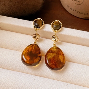 Boucles d'oreilles vintage en résine ambre, gouttes d'eau et détails en métal martelé doré