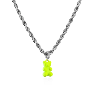 Detail des neongrünen Bärenanhängers mit Zirkonia-Schnalle an Edelstahl-Kordelkette