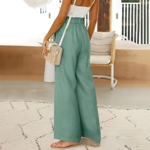 Vista posteriore dei pantaloni larghi in lino da donna verde salvia con vita alta elastica