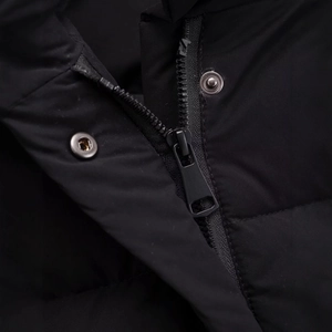 Minimalistische schwarze Damen-Kapuzen-Pufferjacke mit Metallreißverschluss und Druckknöpfen