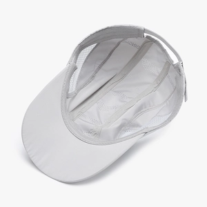 Hellgraue Fünf-Panel-Laufmütze mit atmungsaktivem Mesh und Laser-Perforation für Herren