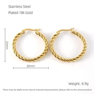 Détail de créoles torsadées de 30 mm en acier inoxydable plaqué or 18 carats