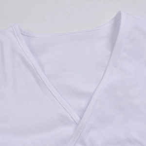 Détail d'un col en V croisé blanc avec une texture en maille fine et des coutures