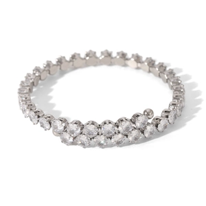 Détail macro du bracelet en acier argenté avec sertissage de zircons blancs sur fond blanc