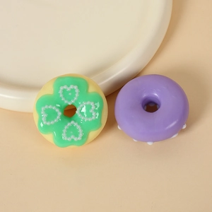Mini donuts en résine avec glaçage en cœur et base jaune crème pour décorations