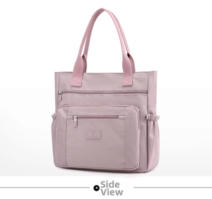 Vue latérale d'un grand sac cabas en nylon violet avec plusieurs poches pratiques