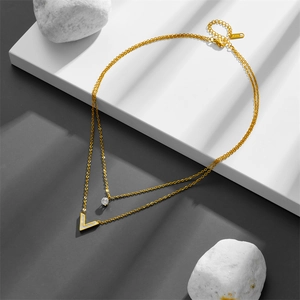 Collier double couche doré élégant avec pendentif en V en nacre et cristal brillant