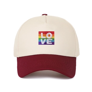 Dettaglio del cappellino bicolore con ricamo LOVE arcobaleno su twill di cotone