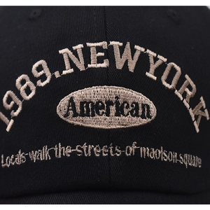 Détail de la casquette New York 1989 en coton avec broderie vintage