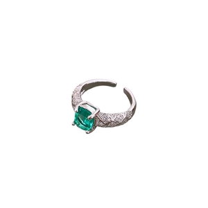 Anello aperto con zircone verde a forma di uovo e pavé di cristalli su base argento