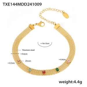 Détail du bracelet tissé en acier titane doré avec zircons colorés et fermoir homard