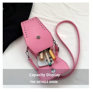 Intérieur du sac gothique rose en forme de cercueil avec espace pour téléphone et maquillage