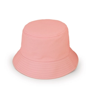 Détail du chapeau bob rose en coton avec calotte plate et bord à coutures renforcées