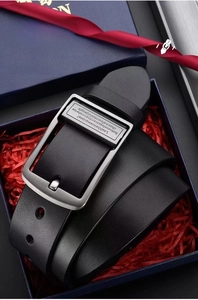 Vue détaillée d'une ceinture en cuir pour homme avec boucle gravée dans un coffret cadeau