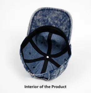 Vista interna di un cappellino in denim lavato con cuciture rinforzate e fascia interna