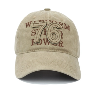 Detailansicht der gewaschenen Khaki-Baumwoll-Baseballkappe mit 76-Aufnäher-Stickerei