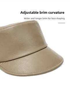Detail einer beigen PU-Lederkappe mit flexibler faltbarer Krempe und breiter Silhouette