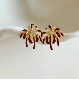 Dettaglio degli orecchini a perno a fuoco d'artificio placcati oro 18k con smalto rosso e zircone