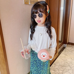 Cute pink peach-shaped crossbody bag for girls with cartoon embroidery and chain strap