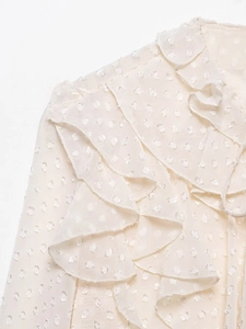 Detail der beige transparenten Bluse mit Polka-Dot-Jacquard und gestuften Volants