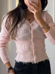 Rosa Strickjacke mit V-Ausschnitt, elegantem Spitzenbesatz und passenden Knöpfen