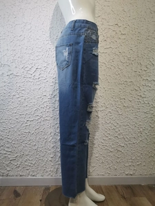 Detailansicht der Risse am Knie und der verwaschenen Optik der schmalen Jeans