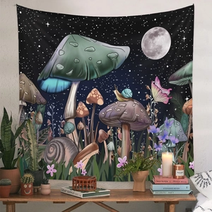 Detail eines Wandteppichs mit Mond und Schmetterlingen über einem rustikalen Holztisch