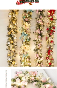 Gros plan de guirlande de Noël rose enneigée avec lumières LED et ornements festifs