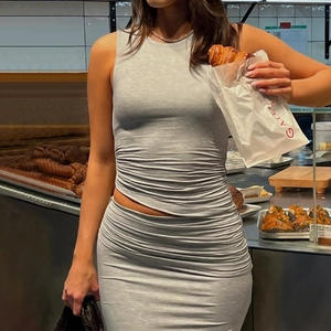 Ensemble d'été gris chiné pour femme avec haut court sans manches et jupe mi-longue