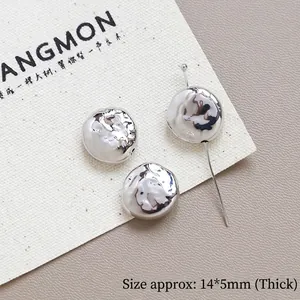 Dettaglio di perle irregolari in resina argento con trama martellata e misura 14x5mm
