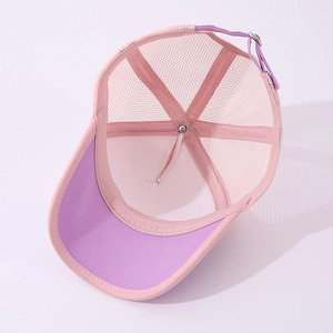 Détail de la casquette en maille rose et violette montrant le tissu respirant et la boucle