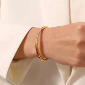 Bracciale aperto in acciaio inossidabile placcato oro 18K con zirconi verdi