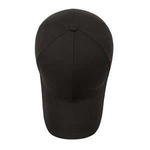 Klassische schwarze Baseballkappe für Herren mit Stickerei auf weißem Hintergrund