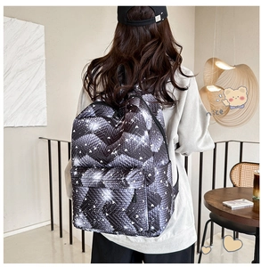 Detalle de mochila minimalista en blanco y negro con patrones de ondas y corazones